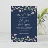 Dusty Navy Blue Pink Hibiskus Bloom Polterabend Save The Date (Stehend Vorderseite)