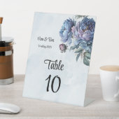 Dusty Navy Paint Peony Wedding Tischnummern Sockelschild (In SItu)