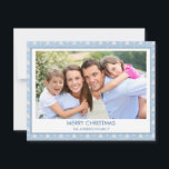 Dusty Pastel Blue Christmas Tree Family Foto Feiertagskarte<br><div class="desc">Pastel - Dusty Blue und White Christmas Tree Frohe Weihnachtsfotokarte. Das Bild und der Familienname können auf dieser einfachen und modernen Weihnachtsfotokarte ersetzt werden.</div>