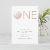Dusty Peach Balloon Minimalist First Birthday Einladung (Stehend Vorderseite)