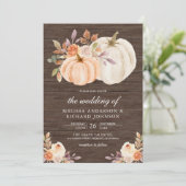 Dusty Peach Floral Pumpkin Barn Wood Wedding Einladung (Stehend Vorderseite)