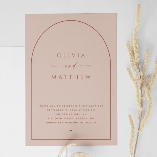 Dusty Peach Taupe Arch Wedding | Modernes Foto + Q Einladung