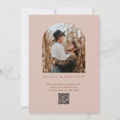 Dusty Peach Taupe Arch Wedding | Modernes Foto + Q Einladung (Rückseite)
