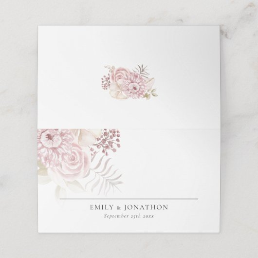 Dusty Pink Florals Name Datum Begrüßung Hochzeit Platzkarte (Außenseite Aufgefaltet)