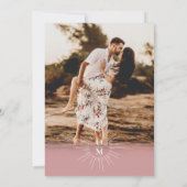 Dusty Pink Mid Century 70er Monogram Foto Wedding Einladung (Rückseite)