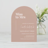 Dusty Pink Minimal Arch Miss Mrs. Brautparty Einladung (Stehend Vorderseite)