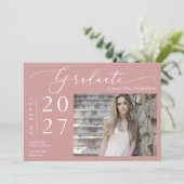 Dusty Pink Minimal Script School Abschluss Foto Einladung (Stehend Vorderseite)