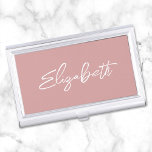 Dusty Pink Modern Brush Script Vorname Visitenkarten Dose<br><div class="desc">Ein Vorname Visitenkartenhalter für sie. Das Skript ist ein schönes, Pinselstrich modernes handgeschriebenes Skript, das ein perfektes Geschenk für sie ist. Der dekorative Pinselstrich-Stil kann es erforderlich machen, dass Sie Ihren Namen neu zentrieren. Sie können auch die Farbe des weißen Schriftartes und den Stil der Kalligraphie anpassen. Der Hintergrund weist...</div>