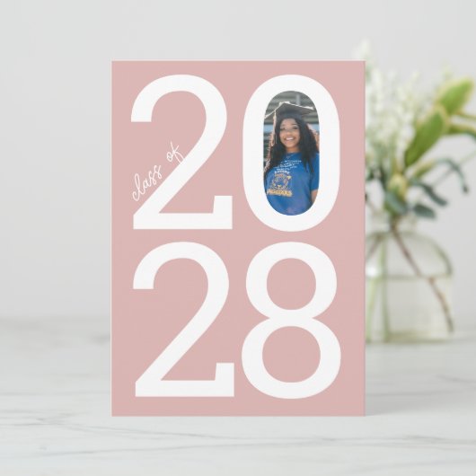Dusty Pink Moderne Klasse Jahr & Foto Abschluss Ankündigung (Stehend Vorderseite)
