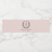 Dusty Pink Monogram Wedelfloral Wappen Wasserflaschenetikett (Einzelnes Label)