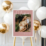 Dusty Pink/Rose Boho Foto Babydusche Begrüßung Poster<br><div class="desc">Dieses staubige, rosa/Rose Babydusche-Begrüßungsschild eignet sich perfekt für eine erdige Babydusche mit Mädchenmotiven. Das Design zeichnet sich durch elegante und dennoch rustikale Typografie aus. Für weitere Babydusche Willkommensschilder, lesen Sie bitte die komplette rosa Sammlung: https://www.zazzle.com/collections/dusty_pink_rose-119320912565185572?rf=238296117664346256 Dieses Design misst 18 x 24 Zoll. Fügen Sie eine passende Windelraffinerie oder Bücher für...</div>