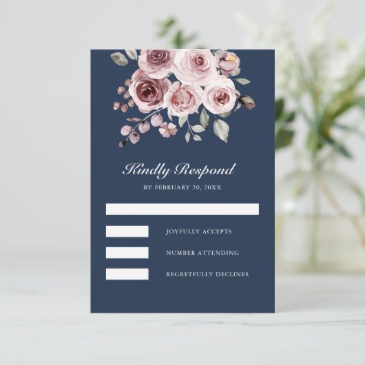 Dusty Pink Roses Navy Blue Wedding RSVP Karte (Stehend Vorderseite)