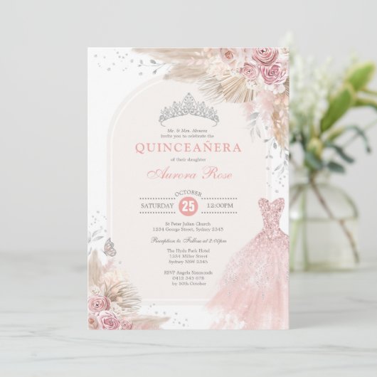 Dusty Pink Silver Boho Blume Quinceañera Kleid Einladung (Stehend Vorderseite)
