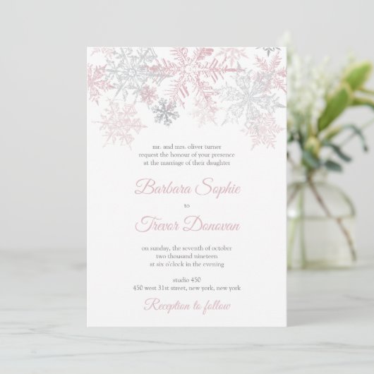 Dusty Pink & Silver Snowflakes Winterhochzeit Einladung (Stehend Vorderseite)