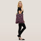 Dusty Pink und Black Zebra Stripe Tasche (Am Model)