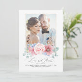 Dusty Pink und Dusty Blue Floral Wedding Vielen Da Einladung (Stehend Vorderseite)