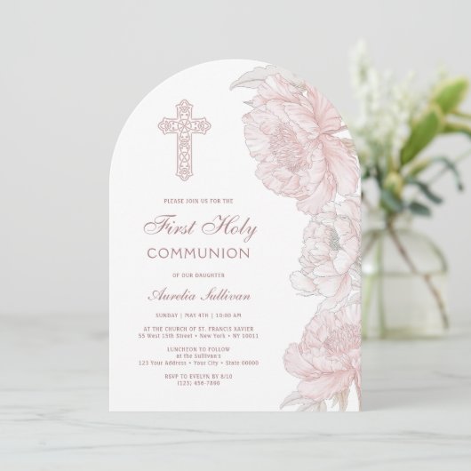 Dusty Pink White Peonies Arch Erste Kommune Einladung (Stehend Vorderseite)