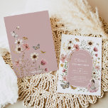 Dusty Pink Wildblume Fairy Birthday Garden Party Einladung<br><div class="desc">Inspiriert von der geliebten Märchenfigur "Thumbelina", nimmt eine süße kleine Fee bei dieser Einladung die zentrale Bühne ein. Mit ihren höflichen Flügeln und ihrem kleinen Rahmen erfasst sie das Wesen der Unschuld und des Wunders, das die Kindheit definiert. Die prächtige Blumenausstellung von boho-Wildblumen in sanften, gedämpften Farbtönen wie Rot, Beige...</div>