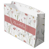 Dusty Pink Wildflower Watercolor Monogram Name Große Geschenktüte (Rückseite Schrägansicht)