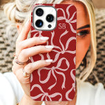 Dusty Red Bow Monogram iPhone 16 Pro Max Hülle<br><div class="desc">Dress up your phone in style mit diesem schicken und trendigen staubigen roten Handy Gehäuse! Mit einem spielerischen Muster von handgezeichnet Bögen und personalisiert mit Ihrem Monogramm ist dieser Fall die perfekte Mischung aus Mode und Funktion. Aus langlebigen Materialien gefertigt, um Ihr Telefon vor alltäglichen Stößen und Kratzern zu schützen....</div>