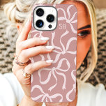 Dusty Rose Bow Monogram iPhone 16 Pro Max Hülle<br><div class="desc">Dress up your phone in style mit diesem schicken und trendigen staubigen Rose Handy Gehäuse! Mit einem spielerischen Muster von handgezeichnet Bögen und personalisiert mit Ihrem Monogramm ist dieser Fall die perfekte Mischung aus Mode und Funktion. Aus langlebigen Materialien gefertigt, um Ihr Telefon vor alltäglichen Stößen und Kratzern zu schützen....</div>