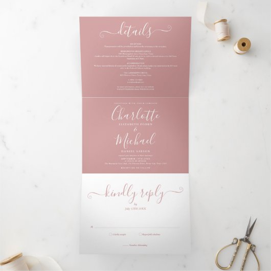 Dusty Rose Elegante Script Monogram Wedding Dreifach Gefaltete Einladung (Innenseite)