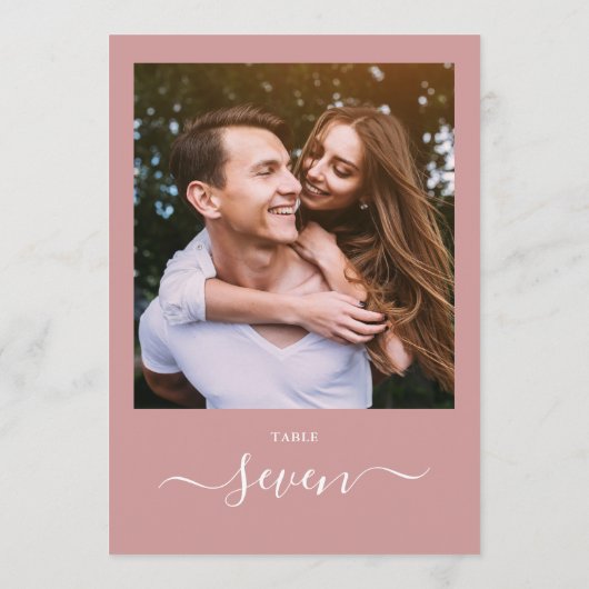 Dusty Rose Elegantes Script Foto Tischnummer (Rückseite)