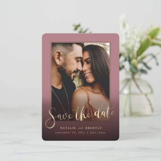 Dusty Rose Gold Script & Marble Foto Overlay Save The Date (Stehend Vorderseite)