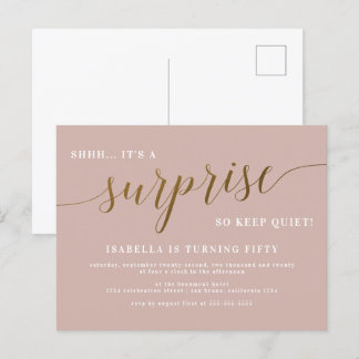Dusty Rose & Gold Script Überraschung Geburtstagsp Einladungspostkarte
