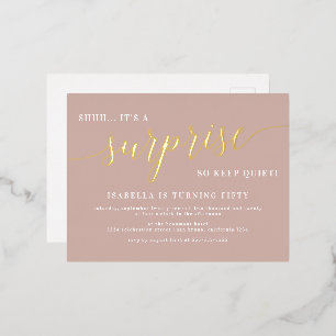 Dusty Rose & Gold Script Überraschung Geburtstagsp Folie Einladungspostkarte