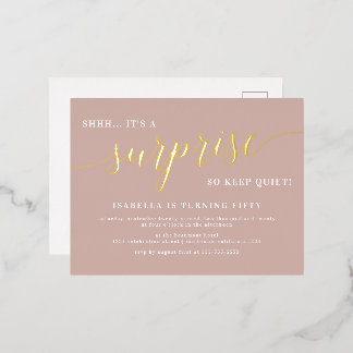 Dusty Rose & Gold Script Überraschung Geburtstagsp Folie Einladungspostkarte