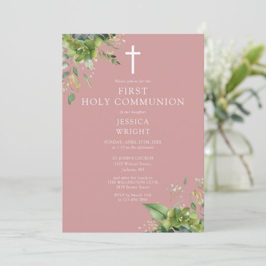 Dusty Rose Greenery Monogram First Holy Communion Einladung (Stehend Vorderseite)