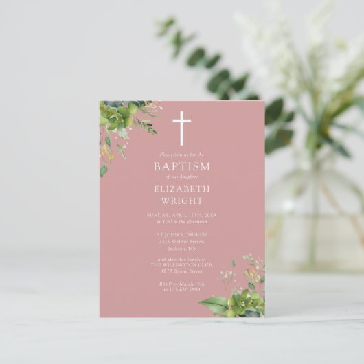 Dusty Rose Greenery Monogram Taufe Einladung Postkarte (Stehend Vorderseite)
