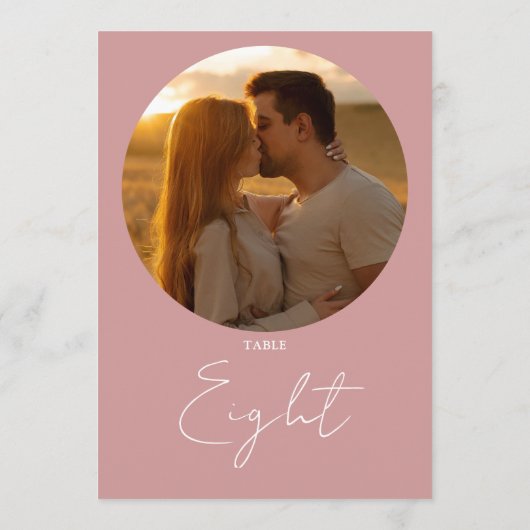 Dusty Rose Moderne Minimalistische Script-Tischnum Einladung (Rückseite)