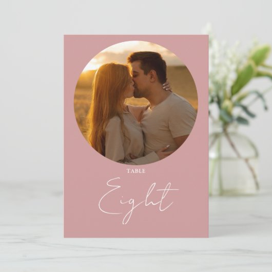 Dusty Rose Moderne Minimalistische Script-Tischnum Einladung (Stehend Vorderseite)