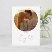 Dusty Rose Moderne Minimalistische Script-Tischnum Einladung (Stehend Vorderseite)