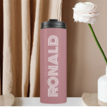 Dusty Rose Moderne Typografie Personalisierter Nam Thermosbecher<br><div class="desc">Behalt warme und kalte Getränke in diesem trendigen,  isolierten Thermalwäscher,  der eine staubige Rose ist,  mit dem Namen,  der in weißer,  moderner Typografie gedruckt wird. Bearbeiten Sie Ihren Thermalwäscher und ersetzen Sie den Namen mit dem gewünschten Namen. Ideal für ein Geburtstagsgeschenk,  Hochzeitsgeschenk,  Trauzeuge,  etc.</div>