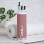 Dusty Rose Personalisiert Wedding Bridesmaid Trinkflasche<br><div class="desc">Geben Sie Ihrer Hochzeitsjury oder Ihrer Trauzeugin diese trendige, vakuumgekühlte Wasserflasche, die ihren Namen in weißem, stilisiertem Schrift auf einem staubigen Hintergrund der Rose zeigt, der zu Ihrem Hochzeitsfarbschema passt. Stellen Sie die Flasche nach Belieben durch Bearbeiten und Ersetzen des Namens durch Ihren eigenen Namen ein. Wählen Sie Ihre Wasserflasche....</div>