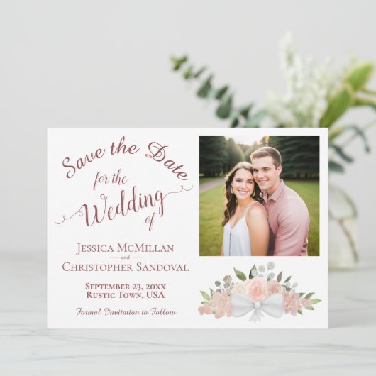 Dusty Rose Pink Blumenkalligrafie Foto Hochzeit Save The Date (Stehend Vorderseite)