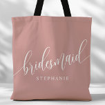 Dusty Rose Pink Bridesmaid Modernes Drehbuch Tasche<br><div class="desc">Zeigen Sie Ihrem Brautparty mit dieser stylischen staubigen Rose rosa Bridesmaid Tote Tasche Ihre Wertschätzung. Diese Tasche mit modernem Drehbuch und dem Namen Ihrer Brautjungfrau ist praktisch und elegant zugleich. Die weiche Farbe und das schicke Design machen es perfekt, um das Wesentliche des Hochzeitstages oder Alltagsgegenstände zu tragen. Diese personalisierte...</div>