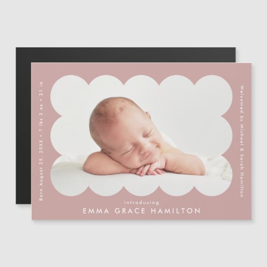 Dusty Rose Scalloped Foto Geburtsankündigung Magnetkarte (Vorne/Hinten)