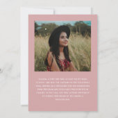 Dusty Rose Script Zwei Foto Abschluss Einladung (Rückseite)