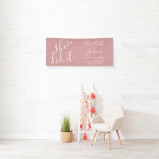 Dusty Rose Sie hat Script Graduation Party Banner (Insitu)