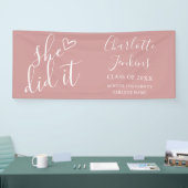 Dusty Rose Sie hat Script Graduation Party Banner (Messe)