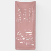 Dusty Rose Sie hat Script Graduation Party Banner (Vertikal)