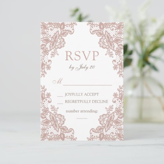 Dusty Rose Spitzen Hochzeit rsvp Karte (Stehend Vorderseite)