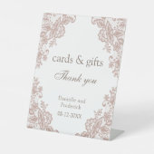 Dusty Rose Spitzen Hochzeitskarten und Geschenkzei Sockelschild (Vorderseite)
