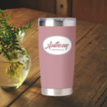 Dusty Rose Stylized Wedding Trauzeuge Name Thermobecher<br><div class="desc">Verschenken Sie Ihren Trauzeuge mit diesem trendigen und personalisierten,  rostfreien Edelstahl,  Thermalwäscher mit seinem Namen in stilisierter Schrift in einem weißen ovalen Design. Hintergrundfarbe und Skript sind staubige Rose. Personalisieren Sie Ihren thermischen Schuster,  indem Sie den Namen des Trauzeugen mit dem gewünschten Namen bearbeiten und ersetzen.</div>