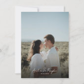 Dusty Rose Typografie Script Foto QR Code Hochzeit Einladung (Rückseite)