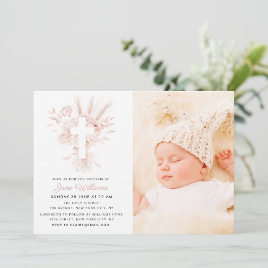 Dusty Rose und weiße Blumen Taufe Foto Einladung (Stehend Vorderseite)